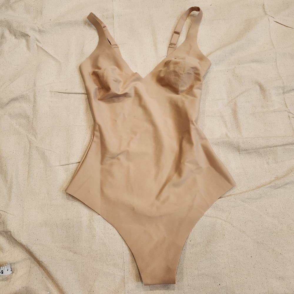 New SKIMS Sculpting Thong Bodysuit Shapewear Clay Neutral Nude Medium M Flaw